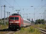 120 143-3 erreicht am 29.07.2008 mit zwanzigmintiger Versptung mit IC 2355 Greifswald Hbf. Aufgrund der Hitze an diesem Tag war der Tf nur sehr sprlich bekleidet.