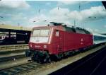 120 142 mit einem abgestellten Interregio im August 2000 im Saarbrcker Hbf.