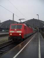 120 101-1 mit einem Ersatzzug im Leipziger Hauptbahnhof(29.11.2008)