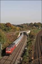 120 133 (9180 6 120 133-4 D-DB) unterquert mit dem IC 2027, Hamburg-Altona - Frankfurt(Main)Hbf, dass Kreuzungsbauwerk Bochum-Langendreer. Oben rechts rollt schon der nchste RE nach Siegen ins Bild. (13.10.2008)
