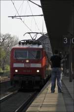 120 122 (9180 6120 122-7 D-DB) hat mit ihrem IC den Bahnhof Dammtor erreicht und wird von Anas mit der Kamera empfangen.
