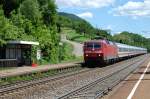 Die Mnchnerin im Schwbischen! 120 125-0 passiert mit einem IC Richtung Stuttgart den Bahnhof von Gingen (Fils).