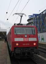 120 137 mit IC 2116 von Stuttgart Hbf nach Stralsund Hbf.Am 12.12.09 in Mannheim Hbf.