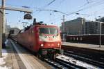 Den Ersatzzug fr den ausgefallenen ICE bernahm ab Frankfurt (Main) die orient rote 120 149-0.