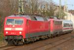 Die 120 157-3 mit 115 205-7 und einem IC Wagen im Schlepp zieht den Pbz von Dortmund nach Frankfurt durch Dsseldorf Vlklinger Strae am 14.04.2010