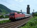 120-111 fhrt am 27.6.10 mit dem IC 1920 nach Berlin Hbf (tief) durch Oberwesel.