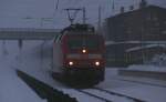 120 134-2 mit dem EC379 von Binz nach Brno hl.n. war dann der letzte EC des Tages (29.12.) fr uns an der Dresdener Bahn (sehr empfehlenswert). Nun schon im fast dunkeln rauschte sie mit einigen blauen und wenigen roten CD - Wagen durch.