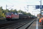 120 124-3 kommt mit einem gemischten Gterzug fhrt in Richtung Sden bei Sonne.
Aufgenommenn in Neu-Isenburg.
19.8.2011