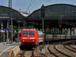Am 27.04.2012 wird von 120 137-5 der IC nach Berlin im Aachener Hbf bereitgestellt.