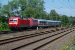 120 149-0 inkl. 115 205-7 und vier IC-Wagen waren am 26.05.2012 als Pbz-D 2453 von Hamburg nach Dortmund unterwegs, hier bei Bielefeld-Ummeln.