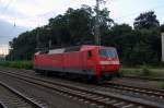 120 111 steht am Morgen des 08.08.2012 im Bahnhof Kreiensen abgestellt. Sie hatte die Nacht zuvor mit einem AZ eine Wildschweinrotte berfahren, wobei die beiden Schneerumer abgerissen wurden und sich u.a. unter der Lok verkeilten.