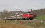 Mit dem IC 119 am Haken lie sich 120 143-3 am 17. April 2013 bei Uhingen aufnehmen. Die Lok wird den Zug bis Ulm befdern, wo zwei 218 der RAB bis Lindau bernehmen. Dort steht dann ein weiterer Lokwechsel an.