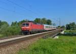 120 137 mit zwei IC-Wagen für den IC Rottalerland am 31.05.2014 auf der Isarbrücke bei Plattling.