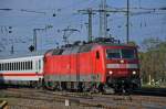 DB Lok 120 135-9 fährt beim Badischen Bahnhof ein.