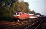 Es war die Zeit der Neulackierung! 120145 fährt mit dem bunt gemixten IC 715  Diplomat  am 12.10.1991 um 8.26 Uhr auf der Rollbahn durch den Bahnhof Natrup - Hagen auf dem Weg nach Oberstdorf.