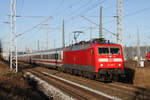 120 108-6 mit IC 2303(Rostock-München)bei der Ausfahrt im Rostocker Hbf.27.11.2016
