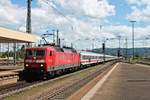 Einfahrt am 27.07.2015 von 120 104-5 zusammen mit 120 156-5 am Zugschluss und ihrem ICE-Ersatzzug (Basel SBB - Hamburg Altona) für den ausgefallenen ICE 70 (Basel SBB - Hamburg Altona) in Basel Bad Bf auf Gleis 4.