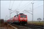 Bei strmenden Regen eilt die 120 205 mit dem RE1, kurz nach dem verlassen von Rostock, am 06.02.2011 nach Hamburg.