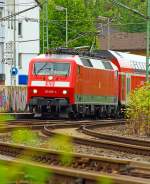 Die 120 208-4 (ex 120 139-1) zieht den RE 9 - Rhein Sieg Express (RSX) Aachen - Köln - Siegen am 11.05.2013 nun vom Bahnhofes Betzdorf/Sieg weiter in Richtung Siegen.