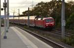 Nach dem der Zug mit der  120 207-6 in Aachen Hbf station gemacht hat, fährt er wieder gen Siegen, hier passiert er Merzenich mit hoher Geschwindigkeit in Richtung Köln. 26.10.2014