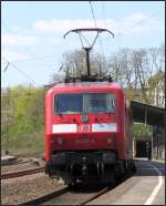 Und sie läuft und läuft und.... Die Alte Dame Namens 120 207-6 mit ihren Regional Express beim kurzen Halt am Bahnhof von Eschweiler am 18.April 2015.