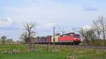 Nürnberger Leasing 120 205 (ex DB), vermietet an Bahnlogistik 24, mit Containerzug DGS 91173 Hamburg Süd - Duisburg-Rheinhausen (Hüde, 18.04.2021).