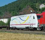 Hier nochmal die 128 001 en detail, die am 08.07.2010 von 185 280-5 aus der Schweiz nach Henningsdorf berfhrt worden ist. Aufgenommen in Ludwigsau-Friedlos.