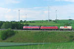 232 909-2 mit 145 024-6 im Schlepp bringt einen gemischten Güterzug aus Richtung Marktredwitz nach Hof. Alexander Hertel hat den gleichen Zug ein paar Kilometer in Oberkotzau abgelichtet. Bahnstrecke 5050 Weiden - Oberkotzau am 30.05.2017