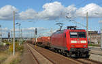 145 045 führte am 08.10.17 ihren gemischten Güterzug durch Bitterfeld Richtung Leipzig.