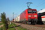 Mit einem Containerzug nach Italien fuhr am Nachmittag des 07.04.2017 die 145 054-3 durchs Rheintal, auf Höhe von Hügelheim, und fuhr gen Süden.
