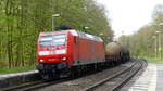 145 031 durchfährt mit einem Güterzug gen Hanau durch Hanau-Wilhelmsbad. Aufgenommen am 1.4.2017 11:44