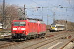 185 057 mit einer Lok der Baureihe 145 im Schlepp unterwegs in Richtung Wanne-Eickel am sonnigen Mittag des 14.3.2020 in Herne