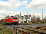 Lokzug 145 001-4 am Bahnübergang Zossen in Brandenburg am 21. April 2021. Standort in der Strasse An den Wulzen, Zossen. Geht ab von der B 246.