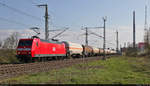 Der wie immer sehr pünktliche  Sluiskil-Pendel  ist mit 145 061-8 unterwegs an der Leipziger Chaussee (B 6) in nördlicher Richtung.

🧰 DB Cargo, vermietet an die Mitteldeutsche Eisenbahn GmbH (MEG)
🚝 GC 48570 Buna-Werke–Sluiskil (NL)
🕓 23.4.2021 | 17:13 Uhr