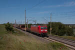 Mit einem bunten gemischten Güterzug ist 145 043-6 auf dem Weg in Richtung Magdeburg.