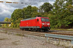 145 040 am 20.10.2016 bei der Durchfahrt durch den Bahnhof Riegel-Malterdingen auf der Oberrheinbahn von Offenburg in Richtung Basel bad. Bf.