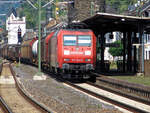 145 042 der Railion Deutschland AG am 17.08.2008 auf der rechten Rheinstrecke bei der Durchfahrt durch Kaub.