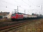 145 008 zieht einen Gterzug durch den Bahnhof Raguhn.