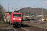 Standortwechsel ins Ruhrgebiet: 145 027 durchfhrt bei schnsten Sonnenschein mit ihren Gterzug den ehemaligen Bahnhof Westhofen. (12.04.2008)