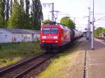 145 027-9 rollt mit einem Kesselwagenzug durch Elmshorn.