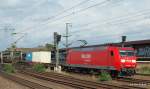 145 065-9 passiert am 28.08.09 mit einem Containerzug die S-Bahnhaltestelle Veddel-Ballinstadt auf der Fahrt Richtung Sden.