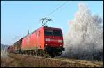 145 015-4 mit einem Gterzug von Rostock-Seehafen nach Mukran am 23.12.2007 zwischen Hp Grnhufe und Hbf Stralsund.