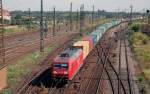 145 023 zieht am 22.08.10 einen langen Containerzug in den Rbf Halle(S). Der Zug kam aus Richtung Magdeburg.
