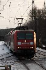 145 042 (9180 6145 042-8 D-DB) durchhrt mit einem RE2  Rhein-HAARD-Express  den Haltepunkt Recklinghausen-Sd. (02.01.2011)