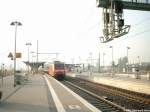 145 039-4 durchfahrt mit einem Gterzug am Morgen des 25.9.2005 den Bahnhof von Wittenberge.