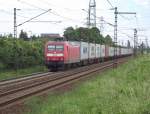 145 018-8 ist am 9. Juli 2011 mit einem Containerzug bei Ahlten Richtung Hannover unterwegs.