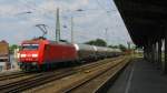 Auch sowas gibts in Magdeburg: ltere Damen fotografieren Zge (oder was anderes?). Hier ist es 145 070-9 mit einem gemischten Gterzug bei der Durchfahrt von Magdeburg Neustadt in Richtung Hbf. 03.08.2011