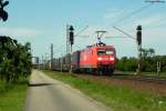 145 038-6 mit einem KLV Richtung Sden bei Wiesental. Man beachte den Zugzielanzeiger an der Lok, der www.bahn.de anzeigt. Aufgenommen am 26.05.2012.