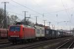 145 044 am 7.4.12 mit einem Containerzug bei der Durchfahrt durch Kln-West.