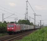 145 027-9 zieht am 02. August 2012 einen Containerzug durch Hannover-Ahlten in Richtung Misburg.